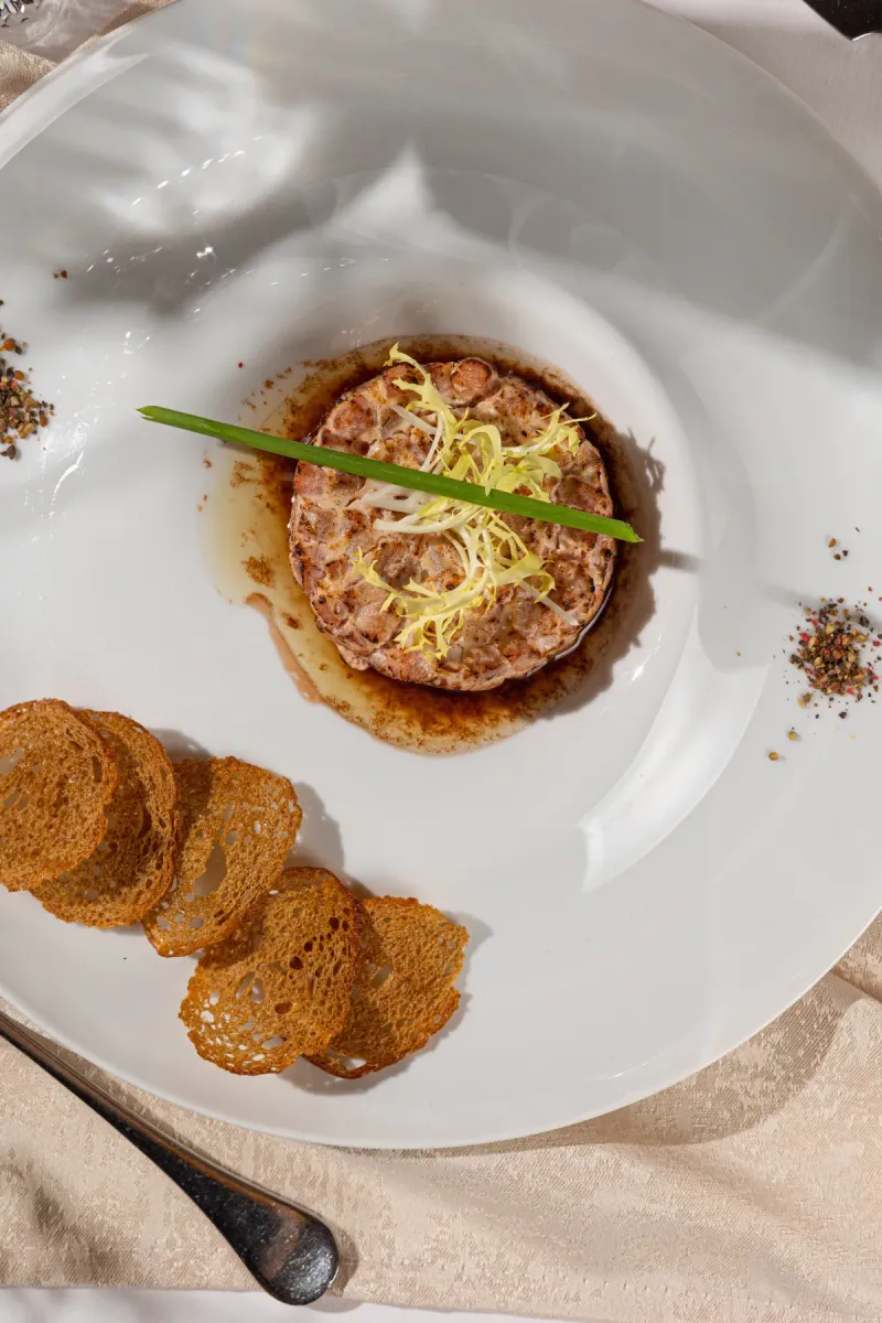 Тартар из тунца с запеченой корочкой