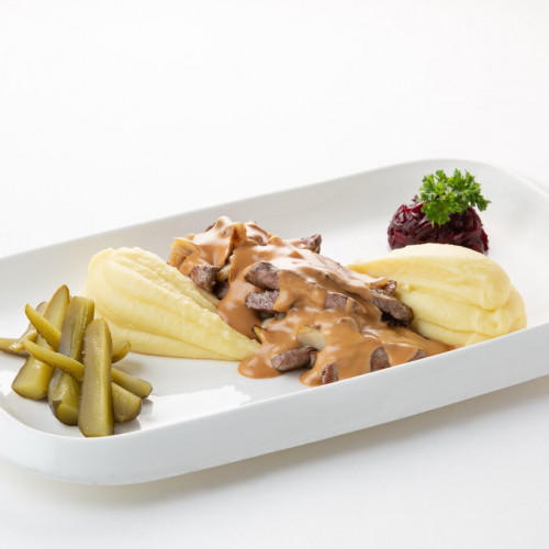 Бефстроганов из мраморной говядины с пюре и соленым огурцом