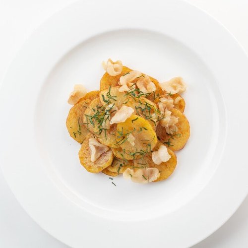 Жареный картофель с белыми грибами и соленым огурцом