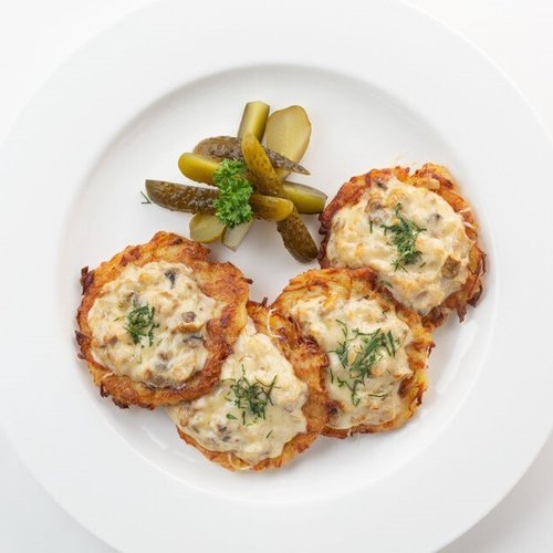 Картофельные драники с грибами и соленым огурцом