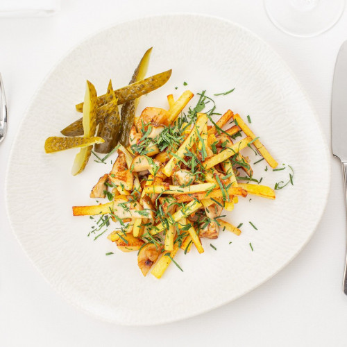 Жареный картофель с белыми грибами и соленым огурцом