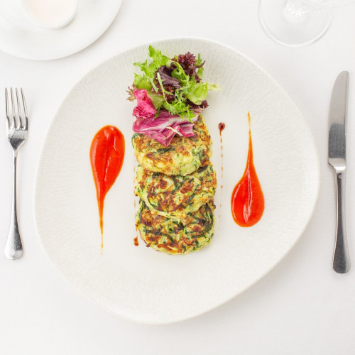 Оладьи из кабачков со шпинатом и папричным соусом