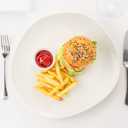Гамбургер с картофелем фри