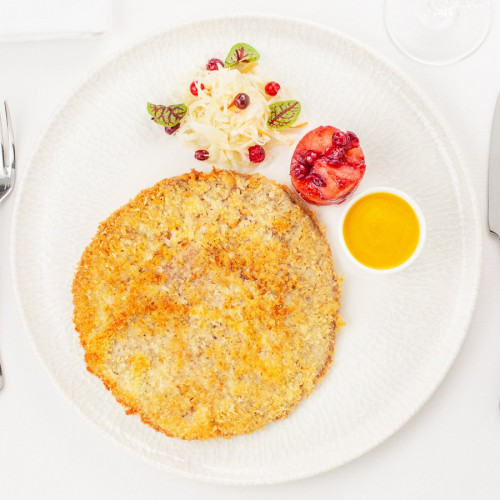 Шницель из телятины
с квашеной капустой
и печеным яблоком