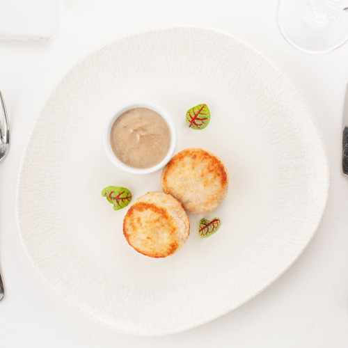 Биточки из кролика, чиненные овощами и грибным соусом