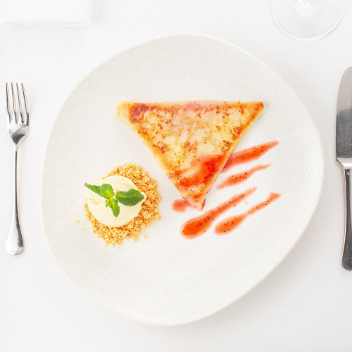 Блинчик с яблоком и ванильным мороженым