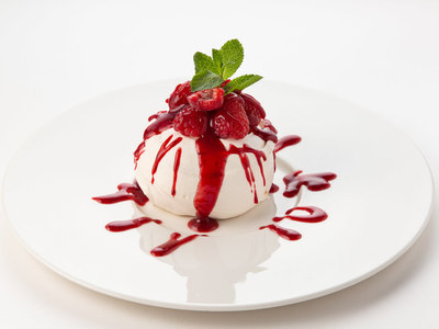 Pavlova (meringue with vanilla cream and berries)