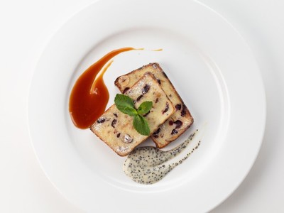 Baked tvorog pudding with caramel and poppy seed sauce