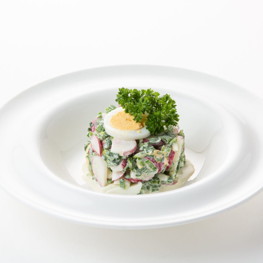 Салат из редиса, зеленого лука с яйцом и сметаной