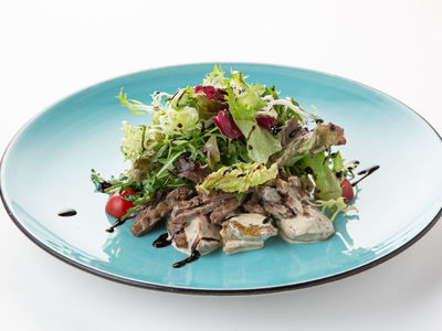Теплый салат с ростбифом и белыми грибами в сливочно-имбирном соусе