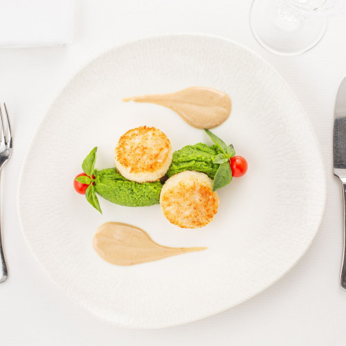 Крабовые котлеты с пюре из цветной капусты и шпината