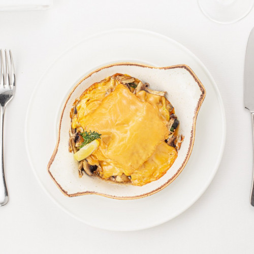 Филе трески, запеченное с грибами и пореем, в сливочном соусе