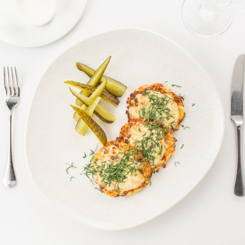 Картофельные драники с грибами и соленым огурцом