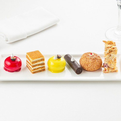 Набор мини-десертов
(булочка «Шу», вишневый,
манговый, «Картошка»,
медовик, «Наполеон» old style)