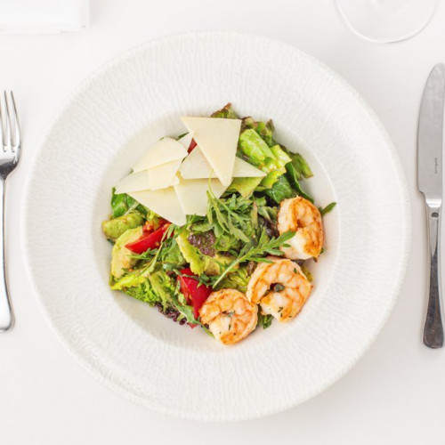 Салат из тигровых креветок с авокадо, черри и пармезаном