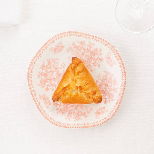 Пирожок с яблоком и брусникой