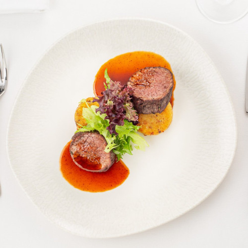 Медальоны из говядины с  картофельными оладьями, грибами и трюфельным маслом