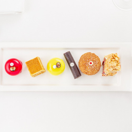 Набор мини-десертов
(булочка «Шу», вишневый,
манговый, «Картошка»,
медовик, «Наполеон» old style)