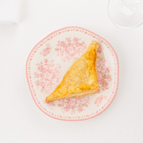 Пирожок слоеный с курицей