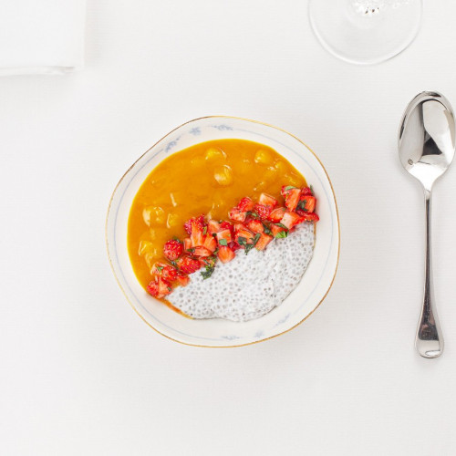 Пудинг из семян чиа на кокосовом молоке с манго и клубникой