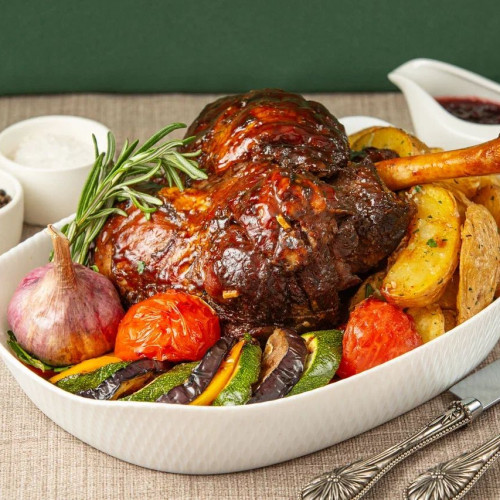 Ножка ягненка с овощами-гриль и картофелем айдахо