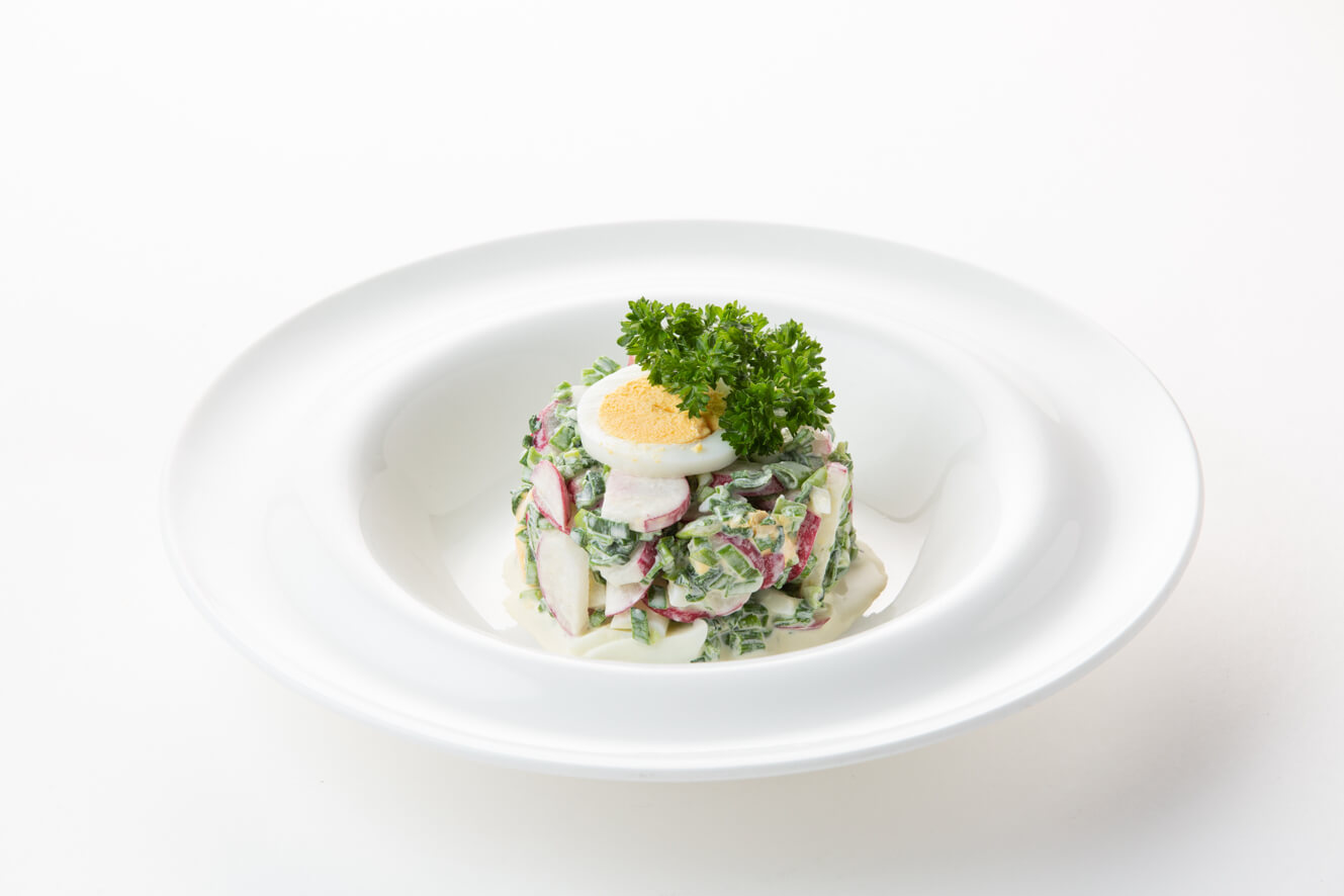 Салат из редиса, зеленого лука с яйцом и сметаной